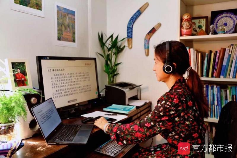 广东高校老师云上课：变身主播翻转课堂，还有老教授手写PPT