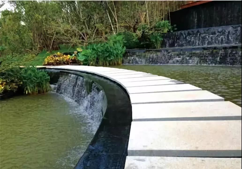小面积景墙跌水,丰富景墙立面和活跃气氛.