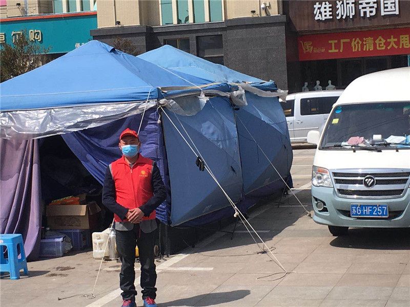 原本远赴武汉卖水晶饰品 突遇疫情滞留 东海父子当起志愿者