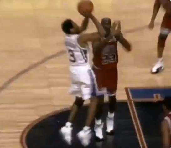 艾弗森是晃倒过多少人（历史上的今天：艾弗森crossover晃开乔丹命中投篮）-趣拿体育
