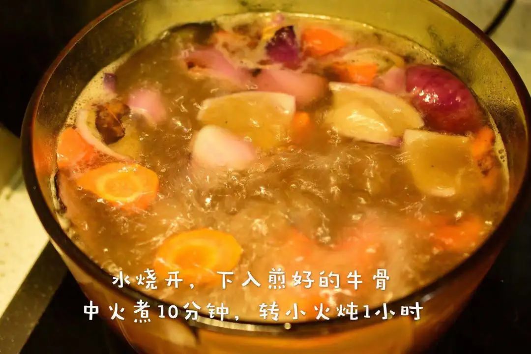 牛骨汤的功效与作用是什么(1斤牛骨3斤水，熬出来的浓汤老人孩子都喜欢！想要好吃，香料比例很重要)