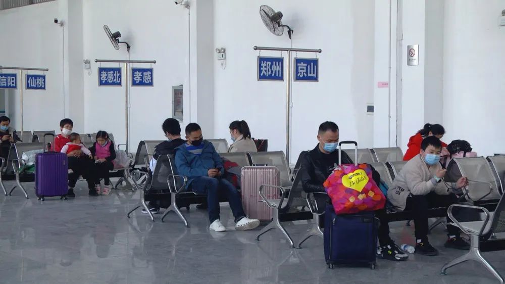 孝昌县第一批直达上海、广东返岗专车出发