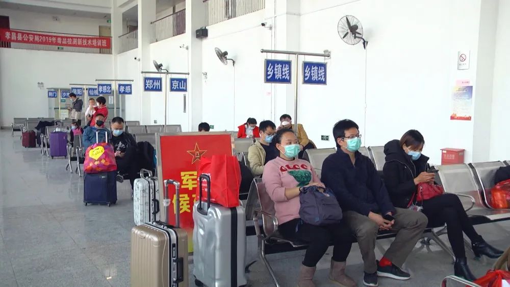 孝昌县第一批直达上海、广东返岗专车出发