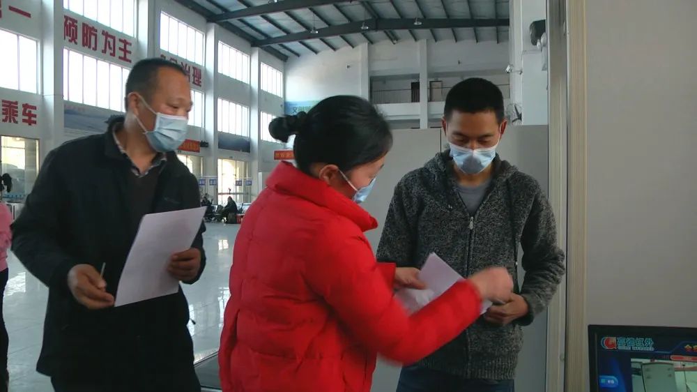 孝昌县第一批直达上海、广东返岗专车出发