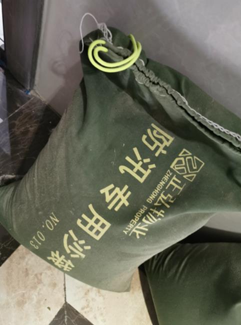 新房还未入住便被污水泡坏，房门紧锁竟有人偷偷进去清扫，报警多日难寻“好心人”