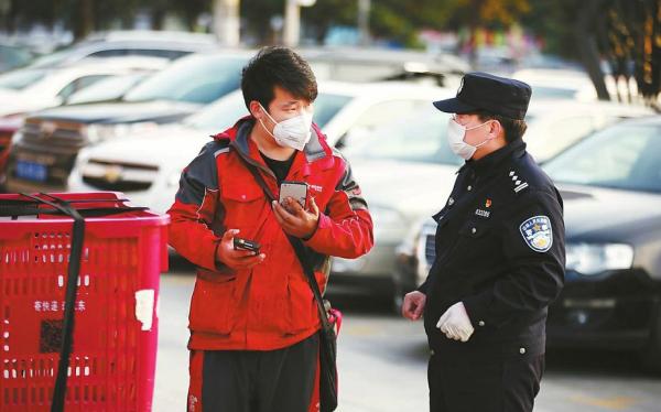 看到武汉退休民警在这睡了35天，我流泪了……