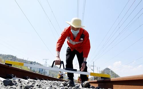 安六铁路启动静态验收现场精调忙