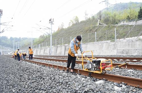 安六铁路启动静态验收现场精调忙