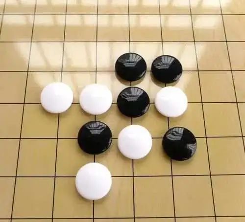 足球比赛为什么要拿对方棋子(五子棋怎么一夜之间又火了？听说有一套“不败秘笈”……)