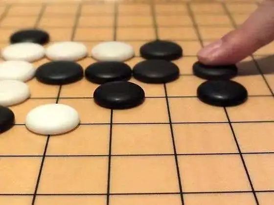 足球比赛为什么要拿对方棋子(五子棋怎么一夜之间又火了？听说有一套“不败秘笈”……)