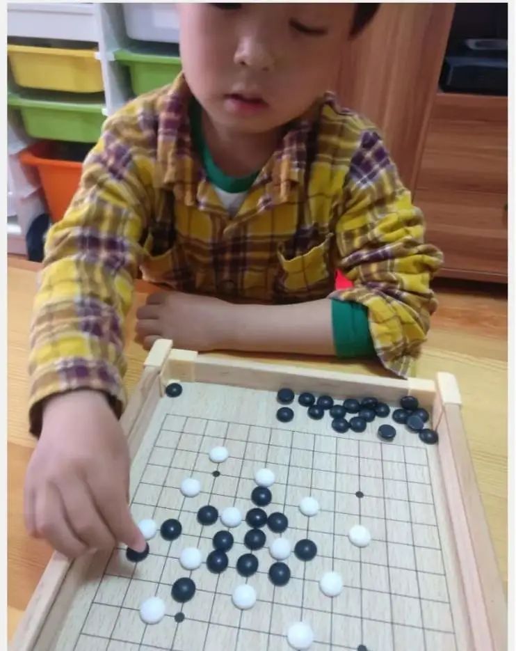 足球比赛为什么要拿对方棋子(五子棋怎么一夜之间又火了？听说有一套“不败秘笈”……)