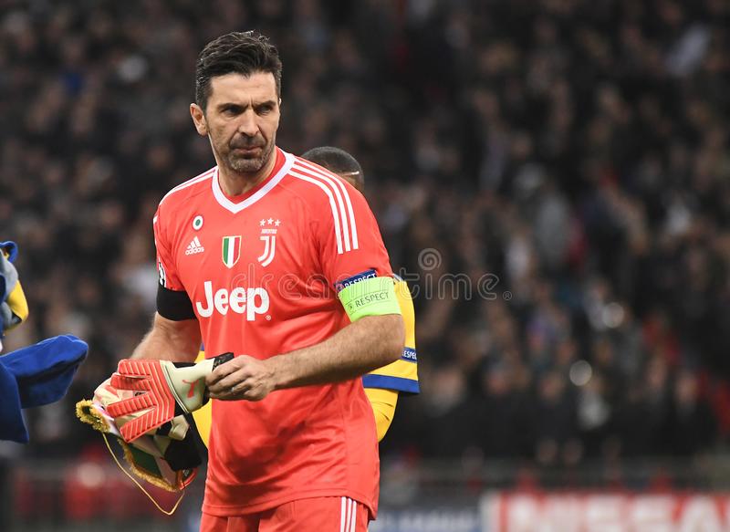 尤文图斯守门员布冯（布冯：赛季结束后我将离开尤文，可能退役也可能继续征程）-趣拿体育