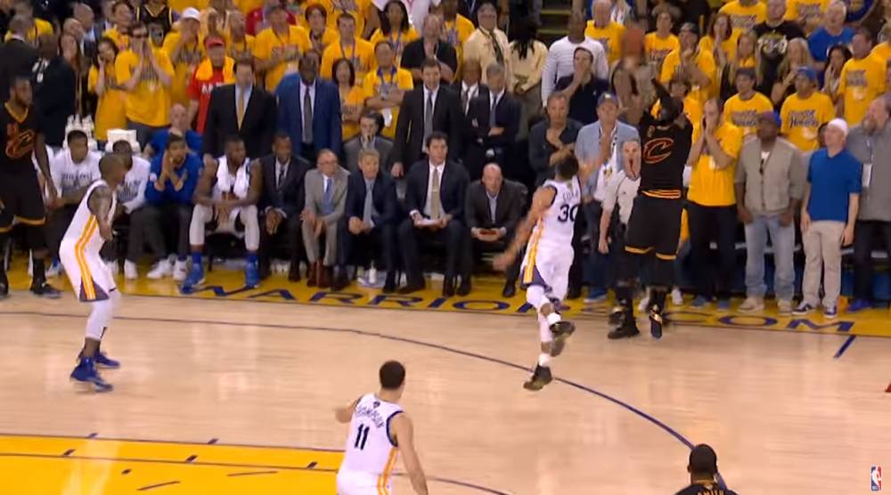 欧文16年总决赛三分慢动作（「回顾」致命杀手！欧文总决赛抢七面对库里命中关键三分）-趣拿体育