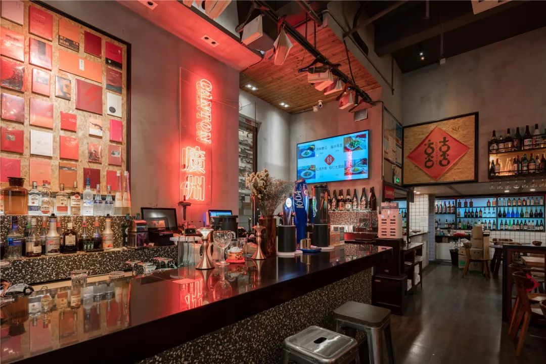 24小时营业的饺子馆里不仅有酒吧，还有书店