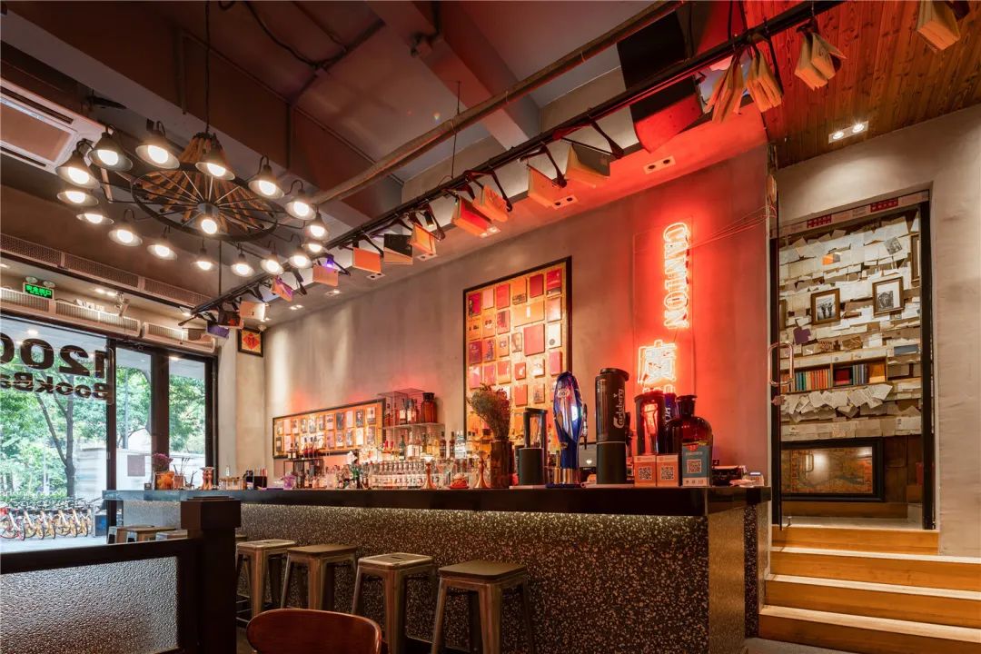 24小时营业的饺子馆里不仅有酒吧，还有书店