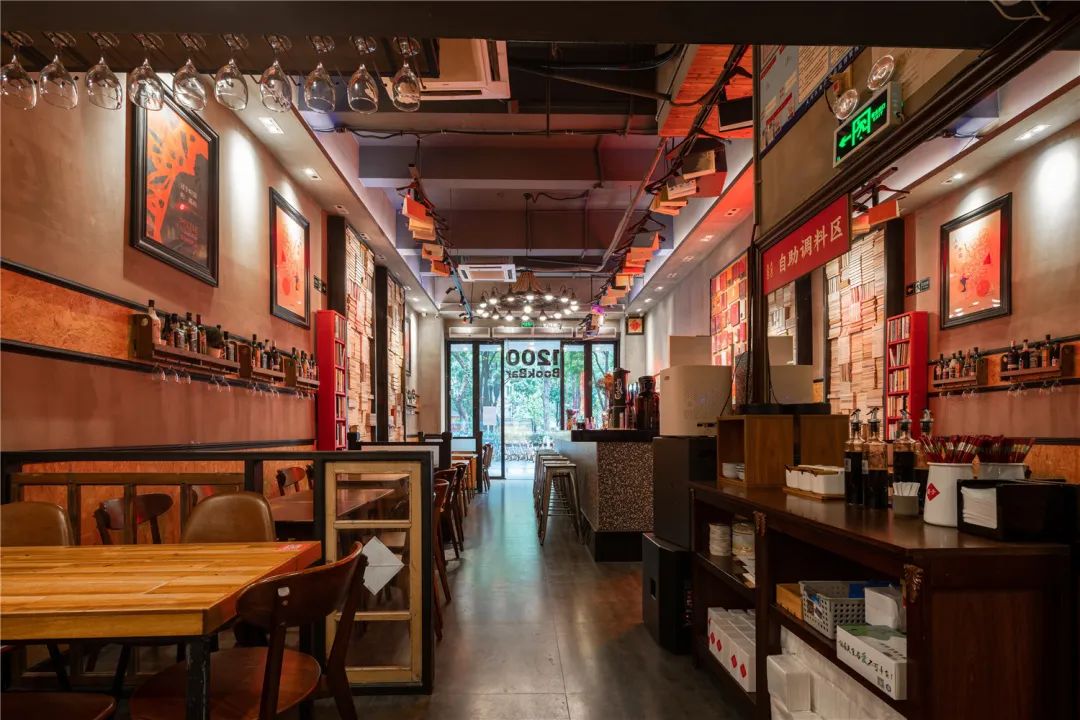 24小时营业的饺子馆里不仅有酒吧，还有书店