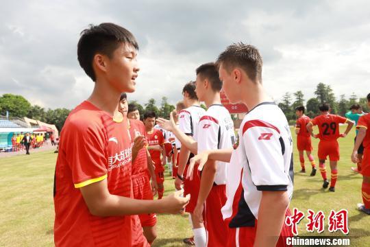 足球假动作过人世界杯(又一神童横空出世！但中国足球，为啥就是上不去？)