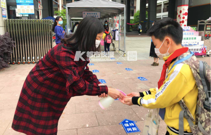 小学低段今天开学 场面有点喜乐 好多同学记不起座位在哪里、同桌是谁、老师姓什么……