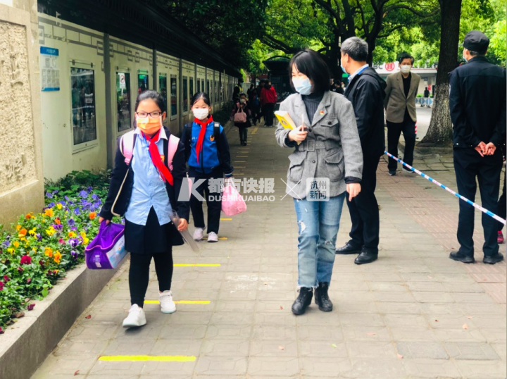 小学低段今天开学 场面有点喜乐 好多同学记不起座位在哪里、同桌是谁、老师姓什么……