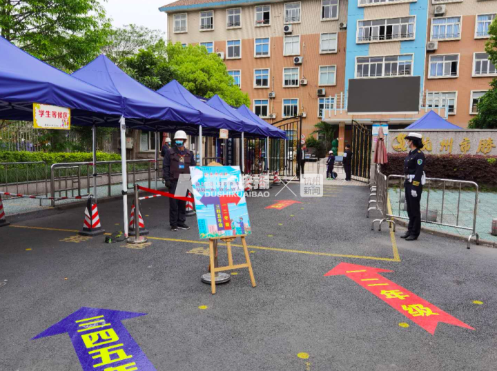 小学低段今天开学 场面有点喜乐 好多同学记不起座位在哪里、同桌是谁、老师姓什么……