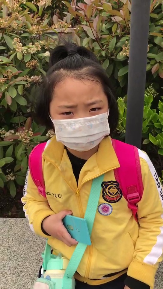 小学低段今天开学 场面有点喜乐 好多同学记不起座位在哪里、同桌是谁、老师姓什么……