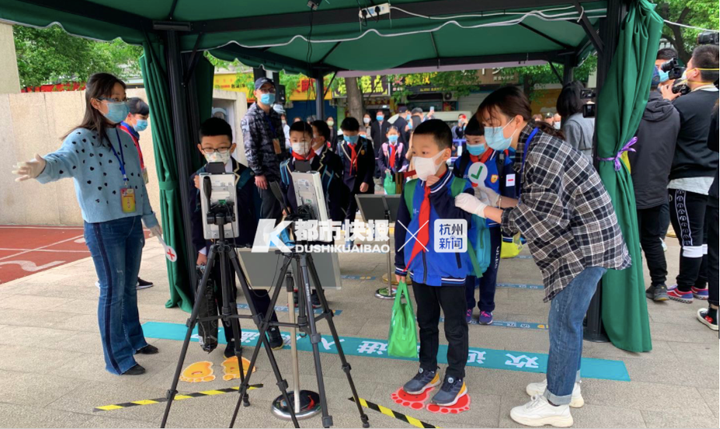 小学低段今天开学 场面有点喜乐 好多同学记不起座位在哪里、同桌是谁、老师姓什么……