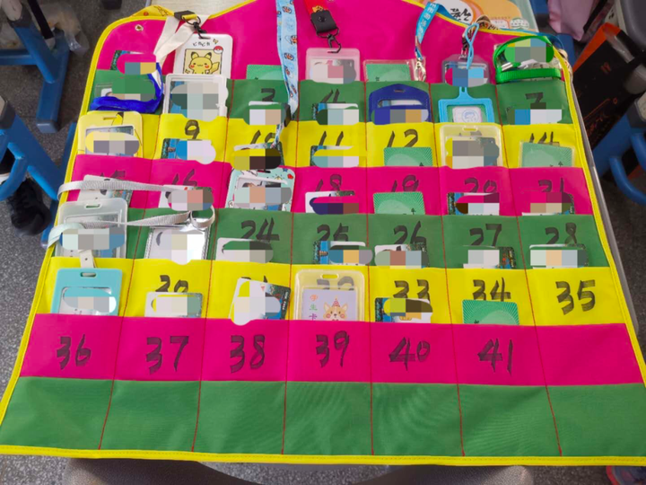 小学低段今天开学 场面有点喜乐 好多同学记不起座位在哪里、同桌是谁、老师姓什么……