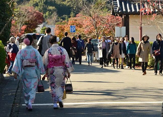 汉服的复兴与尴尬：你穿的是古装还是和服？