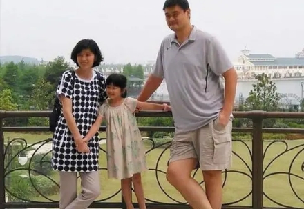 姚明女儿叫什么名字(姚明带女儿游玩颐和园被偶遇，父女身高瞩目，9岁女儿身高已近170)