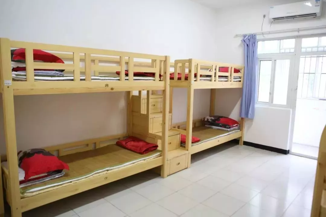 学校不强制住宿;一般情况下可以住校的,宿舍有阳台,卫生间,洗漱间