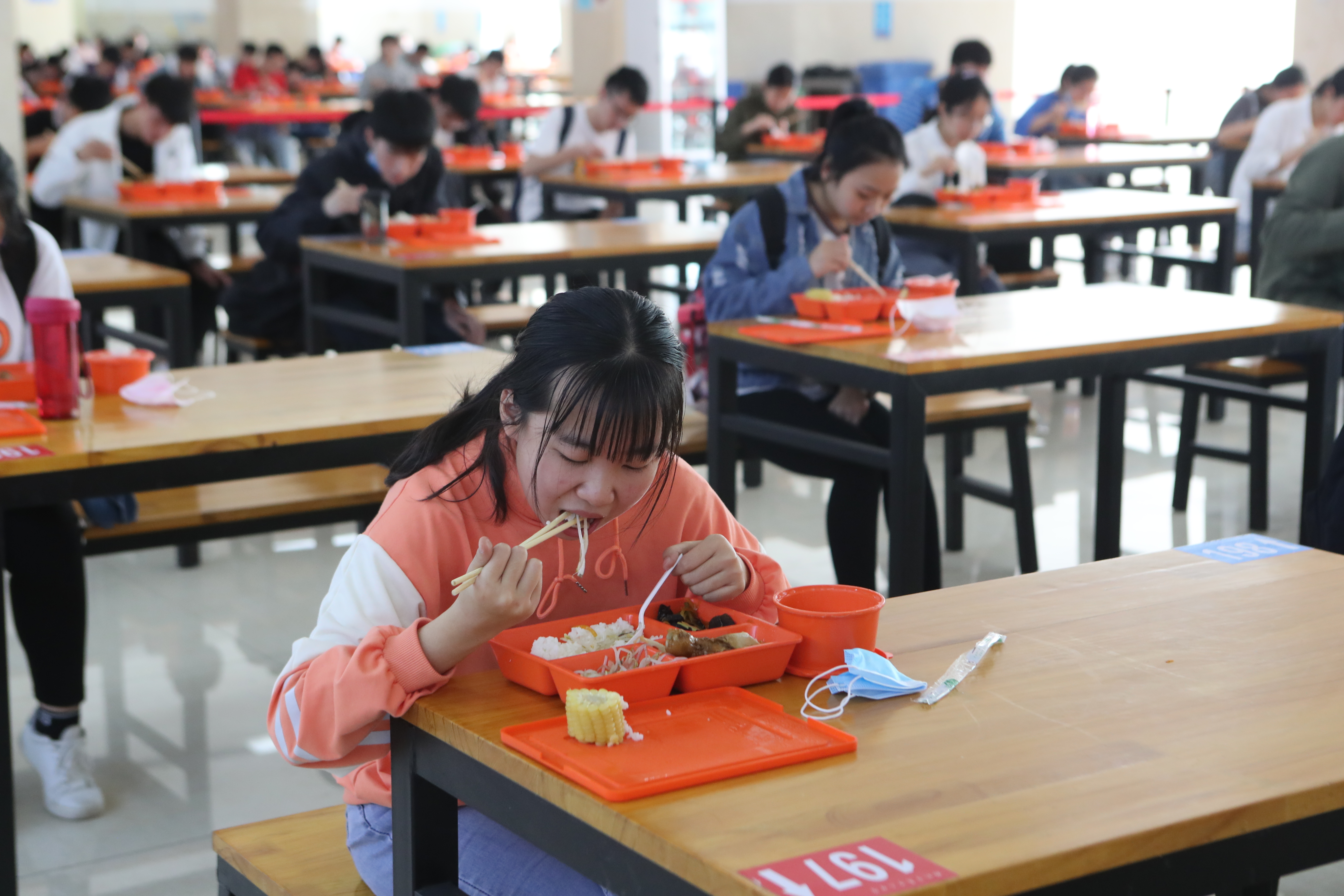 以班为单位,由班主任带队,提醒学生排队间隔1米以上,到指定班级就餐