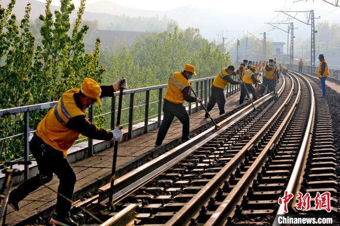 宁西线：铁路工人秦岭山间换轨忙