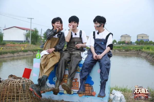 北京秒速赛车怎么玩（王一博《天天向上》酷玩挑战卡丁车 天天兄弟高燃田野助农）-趣拿体育