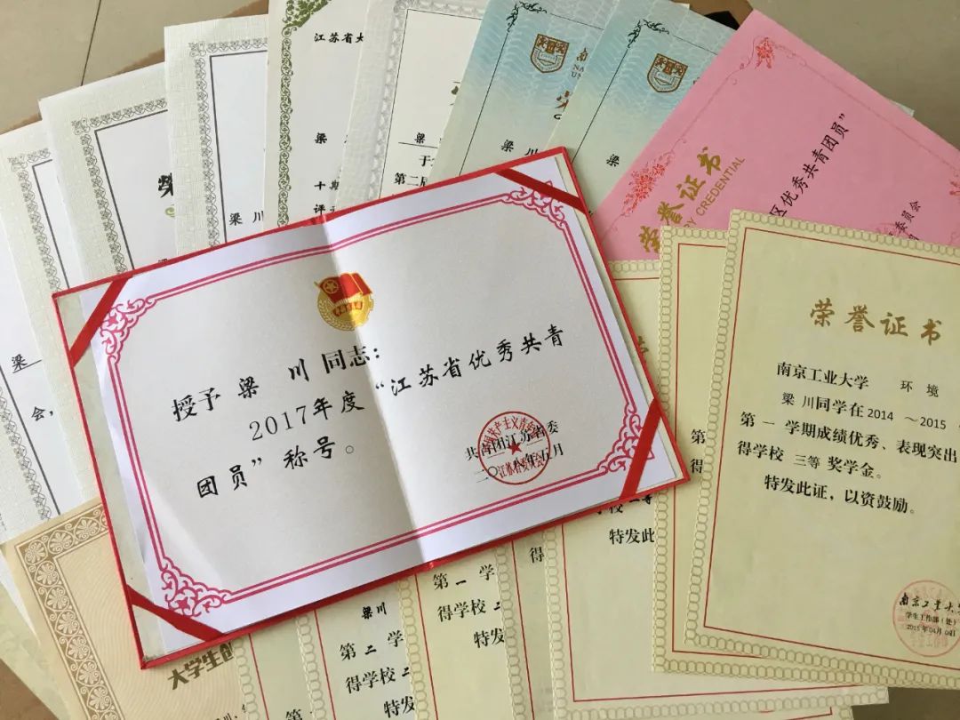 梁川本科期间获得的荣誉证书在采访中,梁川对祖国的变化发展,他这样