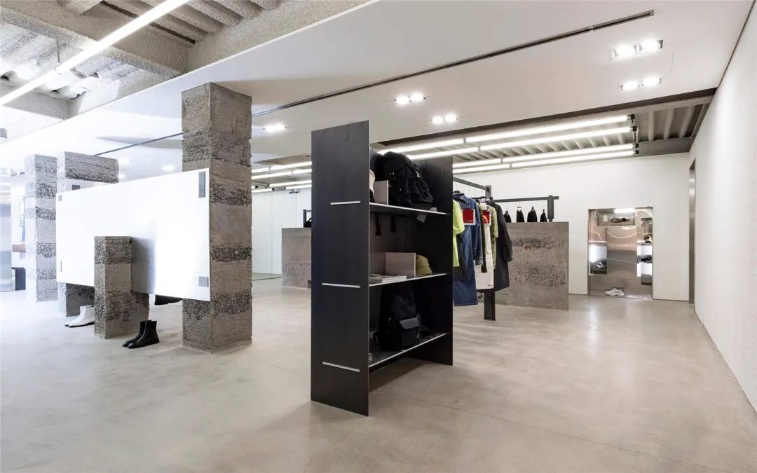 这个韩国事务所又在废墟上打造了一家精致的服装店