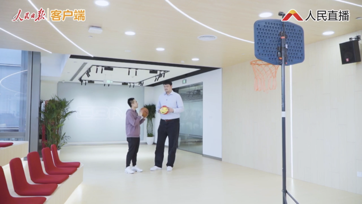 姚明亮相网络直播间，开讲篮球课，还玩了一把袜子投篮