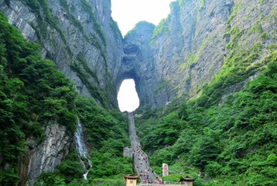 中国热气球飞行史上有女飞行员吗(女大学生天门山翼装飞行遇难：这项极限运动问世三十年，全世界敢玩的只有几百人)