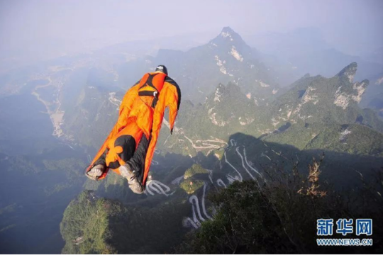 中国热气球飞行史上有女飞行员吗(女大学生天门山翼装飞行遇难：这项极限运动问世三十年，全世界敢玩的只有几百人)