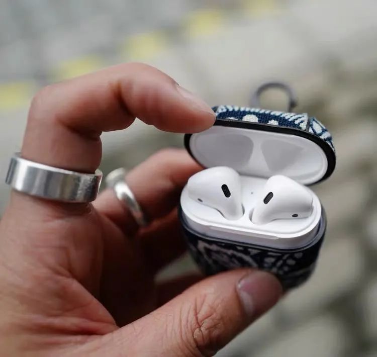 被Lisa疯狂打Call的AirPods，如今成了潮人必备？