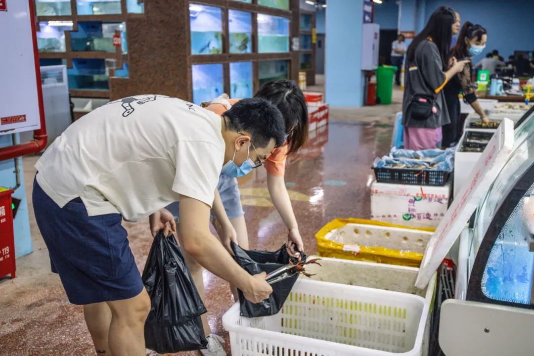 重庆哪里吃海鲜好(鲍鱼、生蚝只要2元！重庆新开的海鲜市场，公交直达，50元买个够)