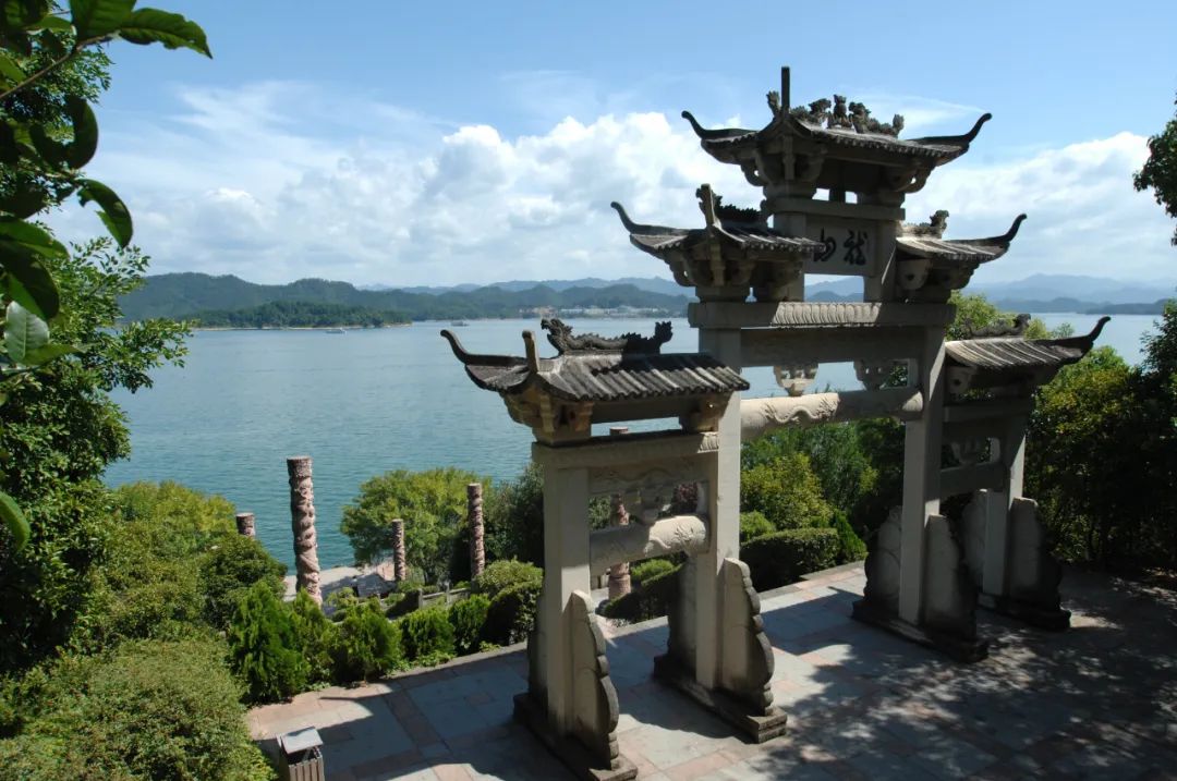 ▼乘船游览东南湖区,一定不可错过的是【黄山尖】,那90多个岛屿如珍珠