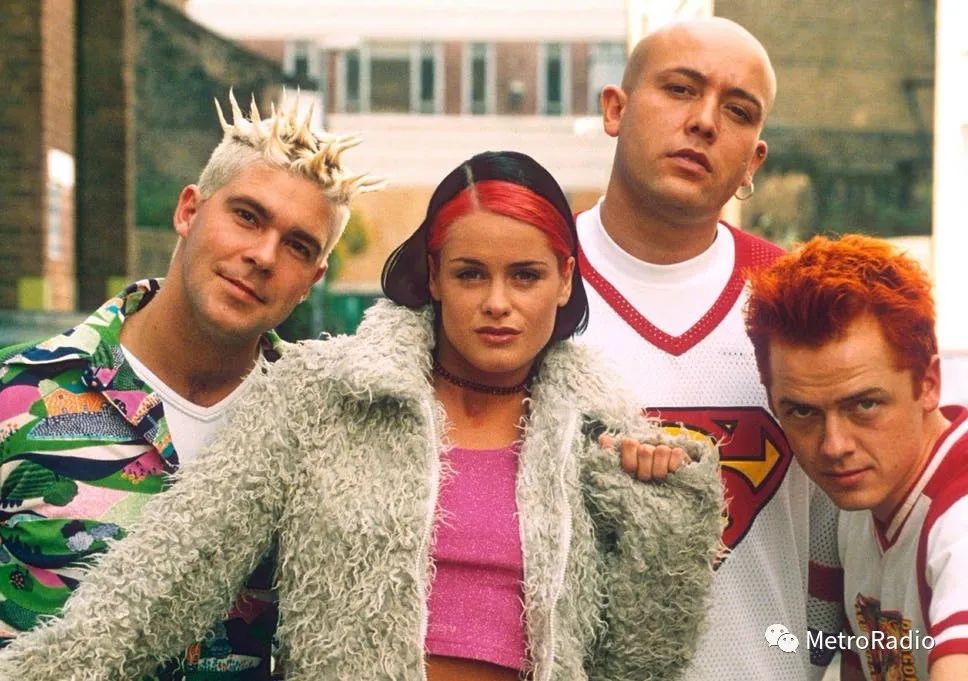 其中第一首单曲cartoon heroes,真正把aqua定位成"卡通乐队"了