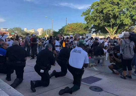 nba今天为什么单膝跪地（国际观察丨美国“黑人之死”引发抗议潮，各地警察为何纷纷单膝下跪？）-华海博客