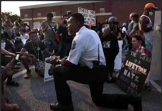 nba今天为什么单膝跪地（国际观察丨美国“黑人之死”引发抗议潮，各地警察为何纷纷单膝下跪？）