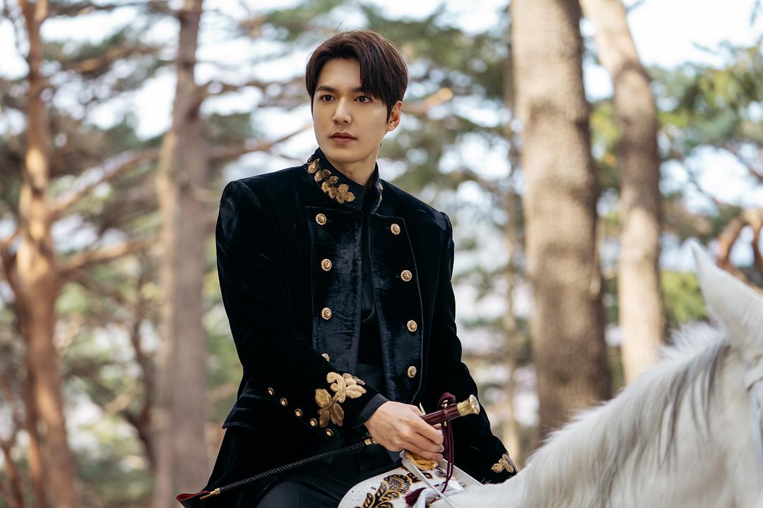 THEking（韓劇《The King》遇冷，是李敏鎬失了皇冠，還是金恩淑丟了筆）
