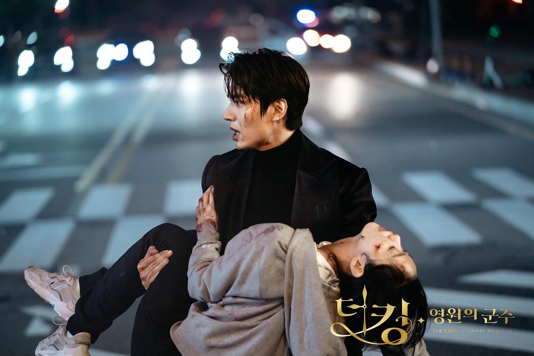 THEking（韓劇《The King》遇冷，是李敏鎬失了皇冠，還是金恩淑丟了筆）