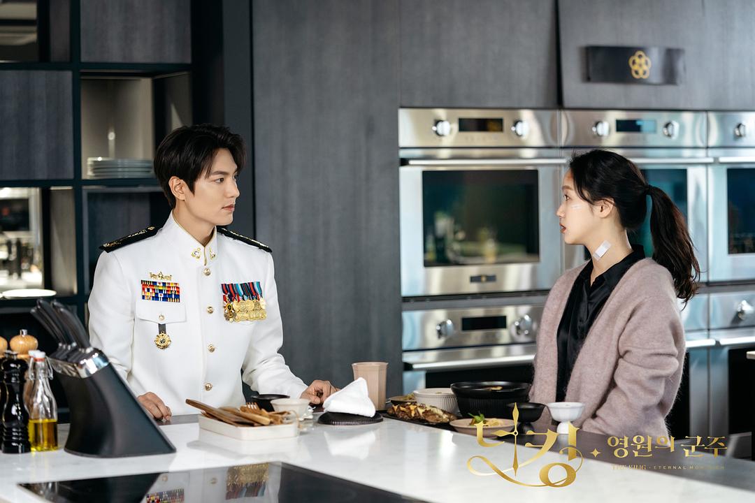 THEking（韓劇《The King》遇冷，是李敏鎬失了皇冠，還是金恩淑丟了筆）