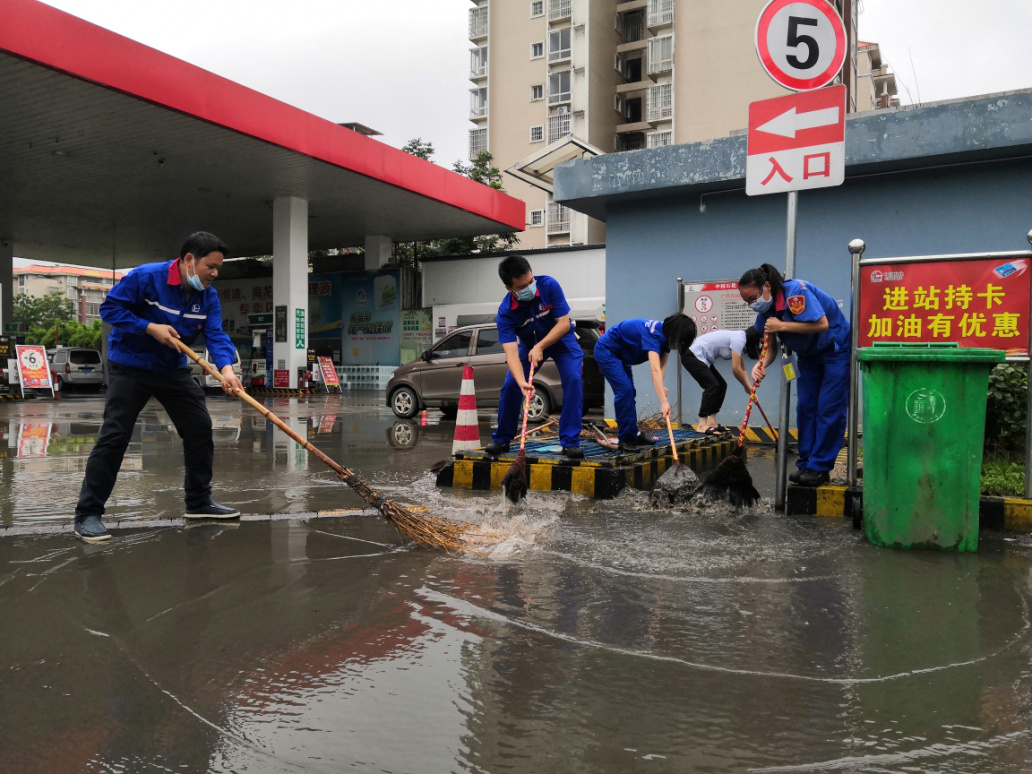 柳州：党员冲锋在防汛救灾最前沿