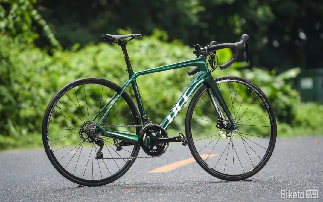 shockwave disc车架有三款涂装:烈焰暗黑,栀子花白