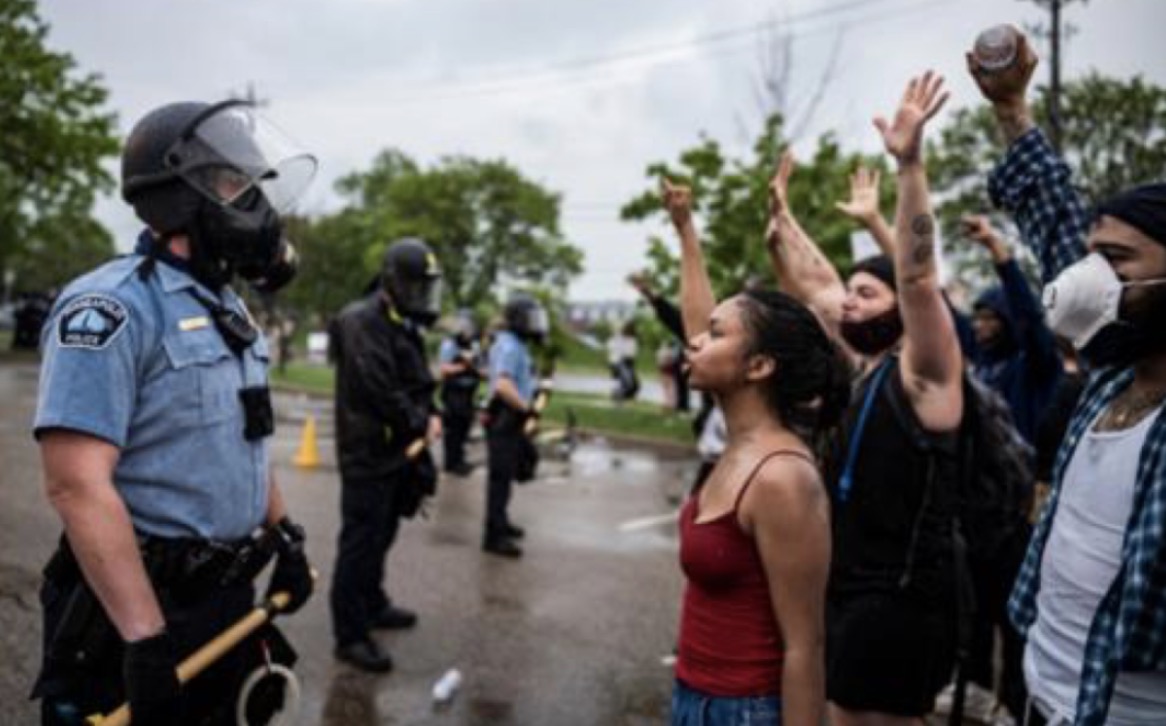 这种仪式已失去反种族主义的意义(反对种族歧视，自我牺牲和教育劝说有用吗？)